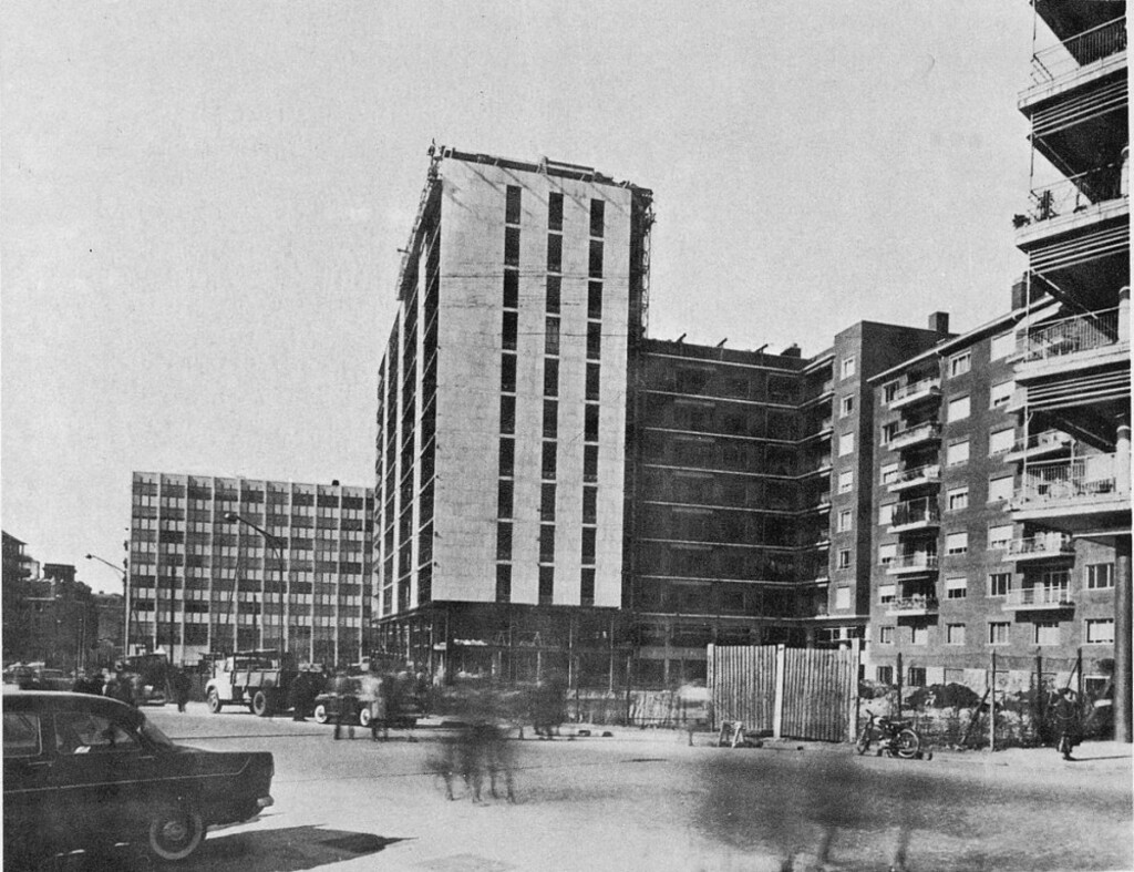 Miniatura de Lateral del edificio de la calle Arapiles, 10 durante su construcción
