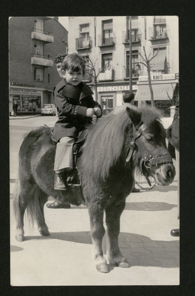 Miniatura de Niño montado en un pony en la calle General Ricardos