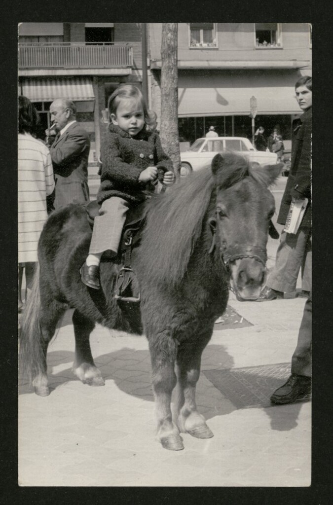 Miniatura de Niña montada en un pony en la calle General Ricardos