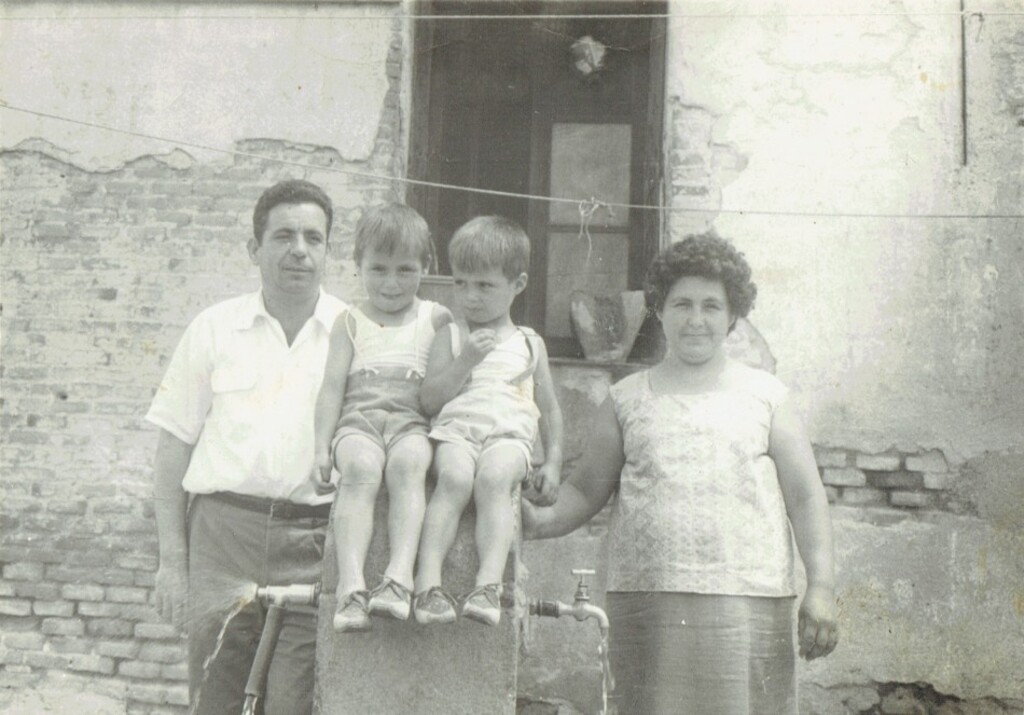 Miniatura de Familia Antón Lorente en la puerta de su domicilio en el Barrio de la Alegría