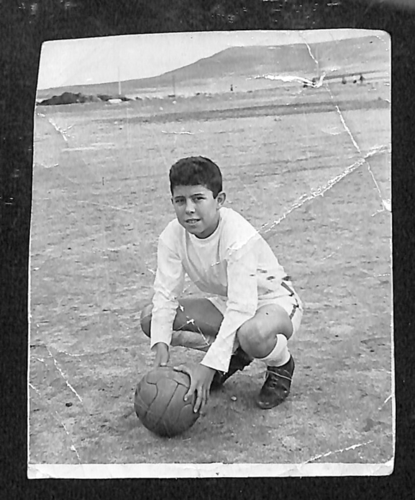 Miniatura de Paco Blanco jugando al fútbol en el equipo juvenil de Vallecas