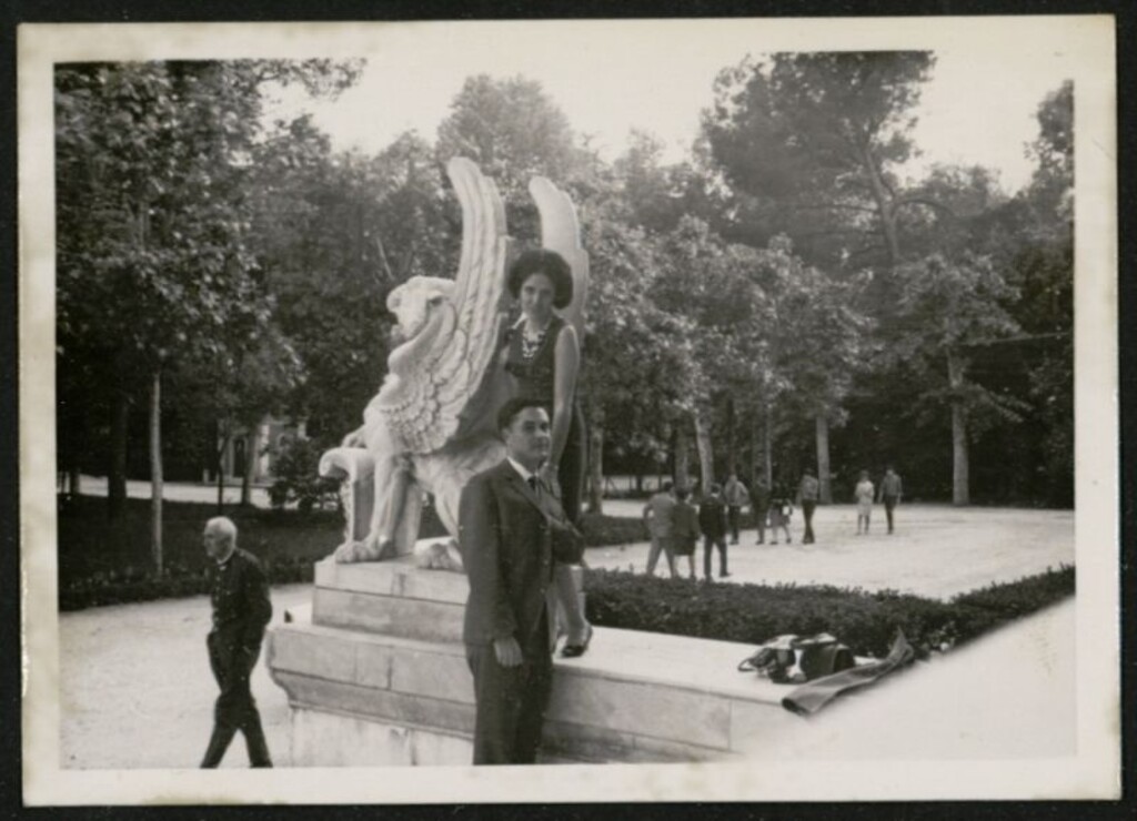 Miniatura de Guadalupe y Antonio ante el Palacio de Velázquez, en el Parque del Buen Retiro