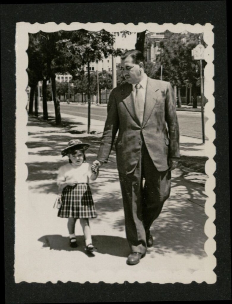 Miniatura de Padre e hija paseando por la calle de Alcalá