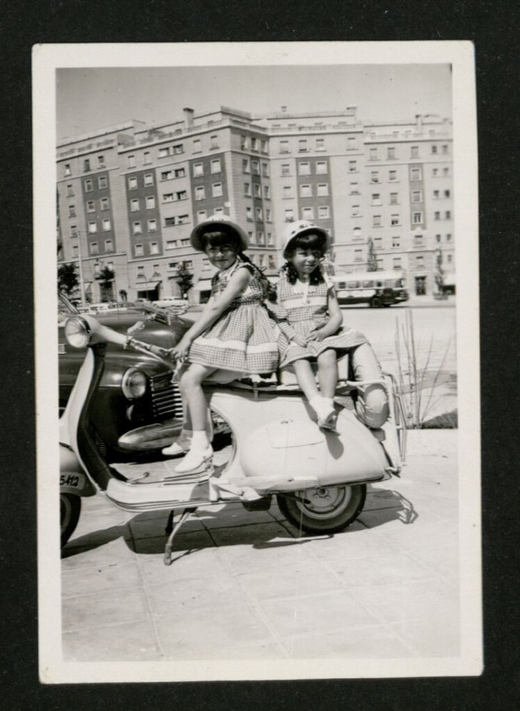 Miniatura de Niñas en Vespa