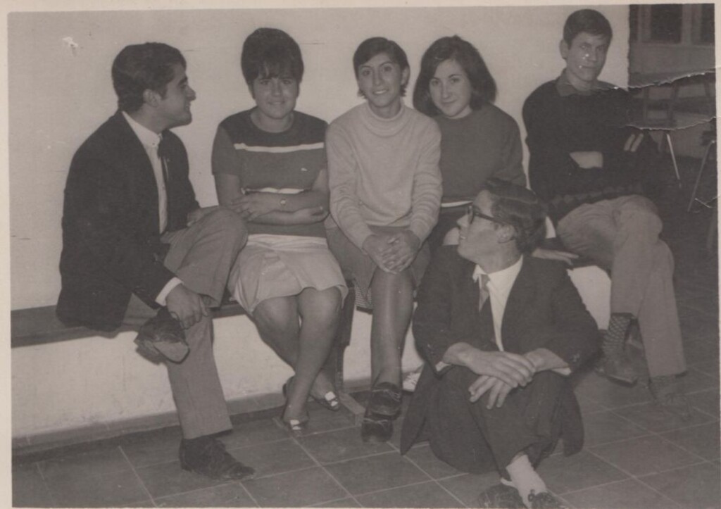 Miniatura de Grupo de jóvenes en un baile