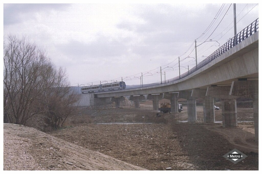Miniatura de Viaducto de Arganda del Rey con un tren serie 6000