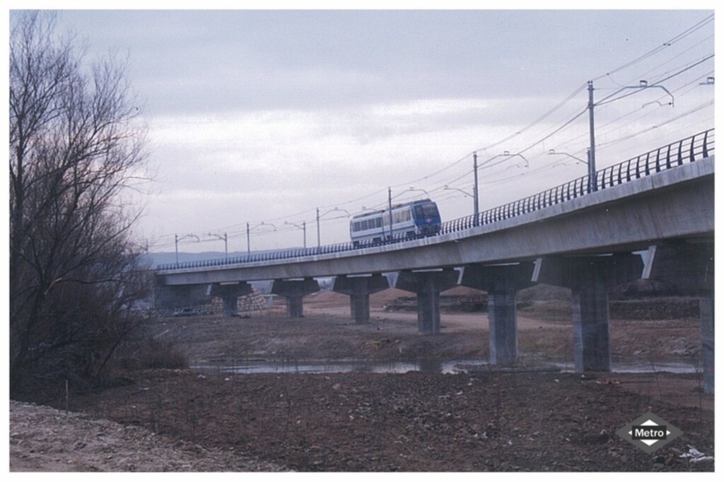 Miniatura de Viaducto de Arganda del Rey con un tren serie 6000