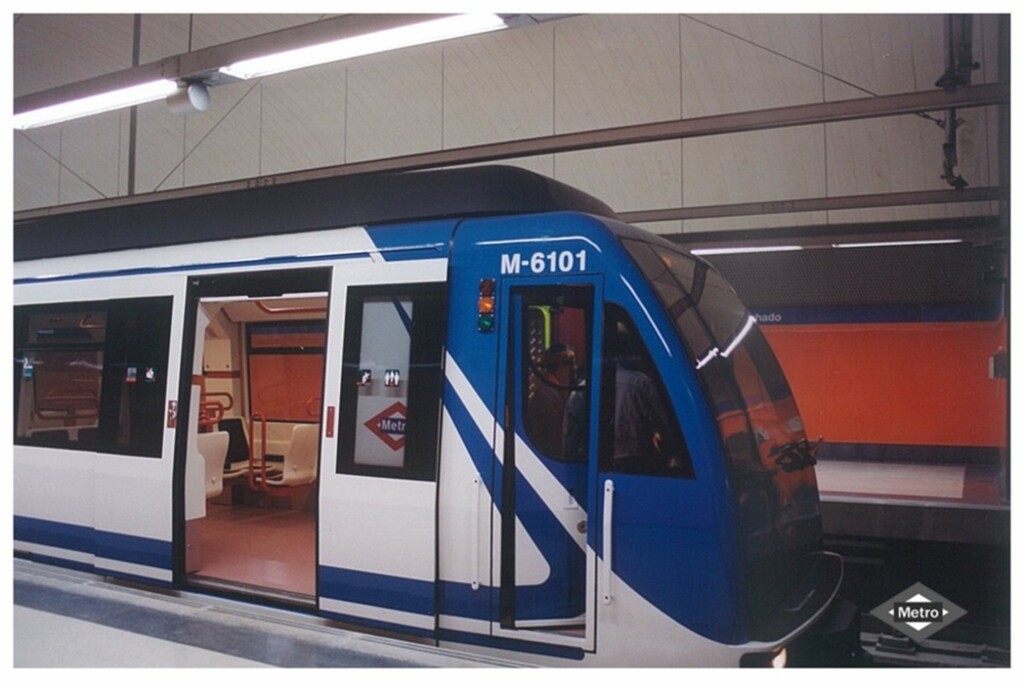 Miniatura de Tren 6000 en la estación de Antonio Machado