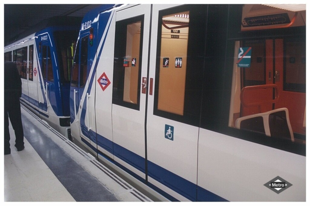 Miniatura de Tren 6000 en la estación de Antonio Machado