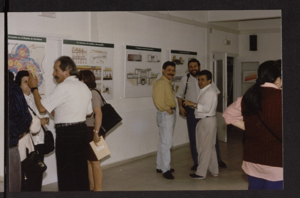 Miniatura de Público en exposición sobre el Metro en el Centro Cultural Huerta de la Salud