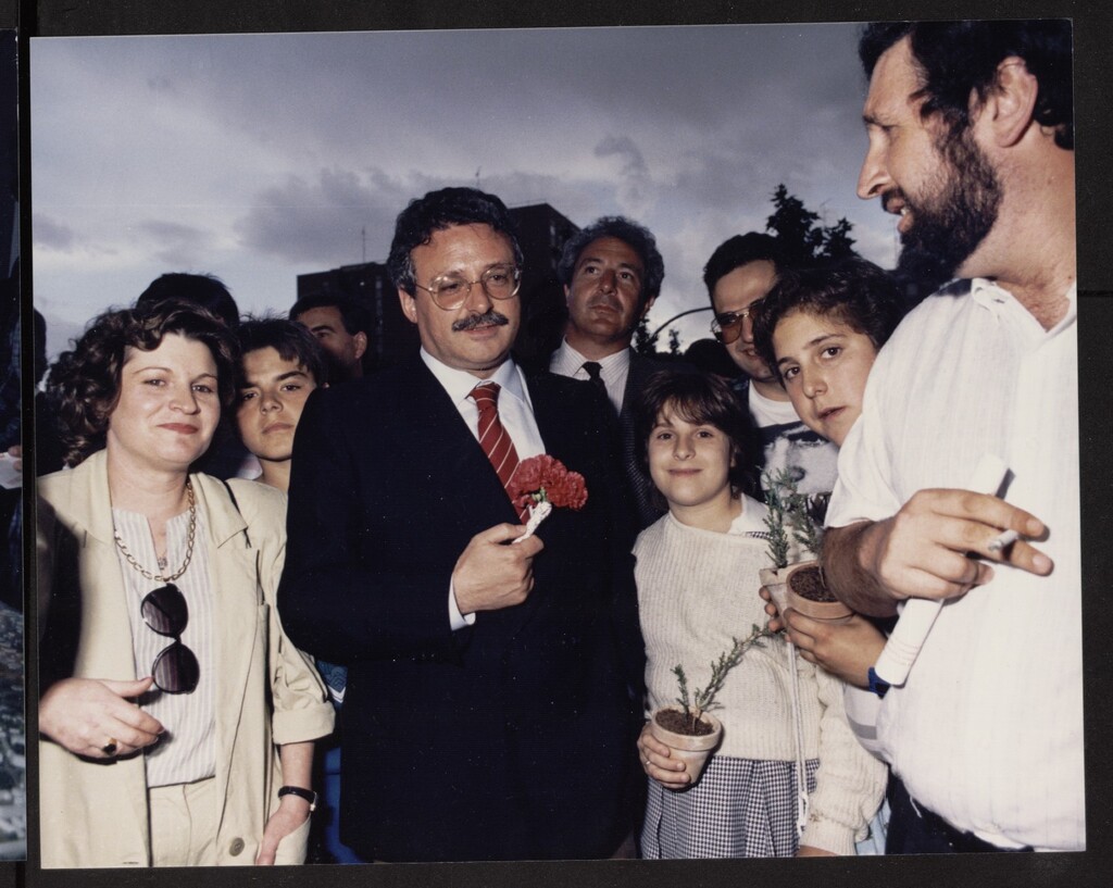 Miniatura de Joaquín Leguina, presidente de la Comunidad de Madrid, y Julia Encinar, de la asociación La Unión de Hortaleza, en Huerta de la Salud