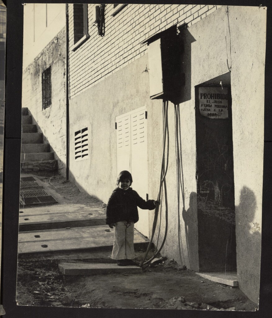Miniatura de Niño junto a cables peligrosos en la calle