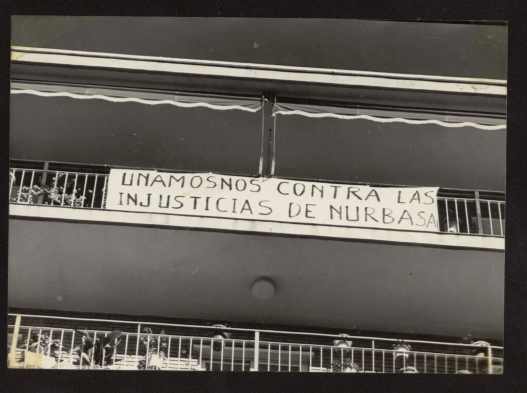 Miniatura de Pancarta en terraza de urbanización de Huerta de la Salud reclamando mejoras