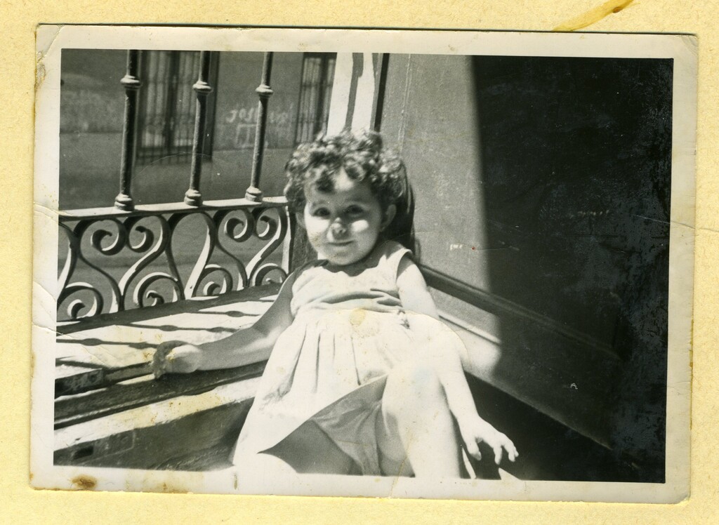Miniatura de Margarita Peña asomada a un balcón con mucha historia