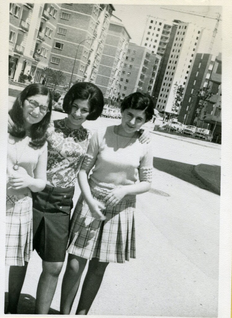Miniatura de Las hermanas Peña en la calle de Rafael Finat