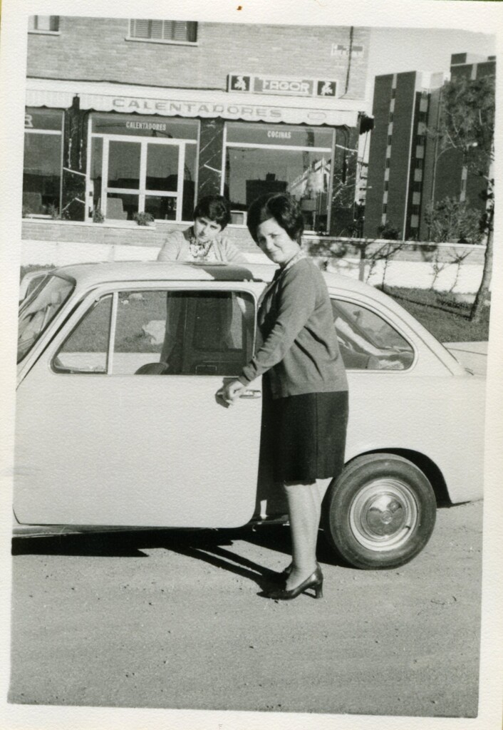 Miniatura de Madre e hija con el SEAT 850