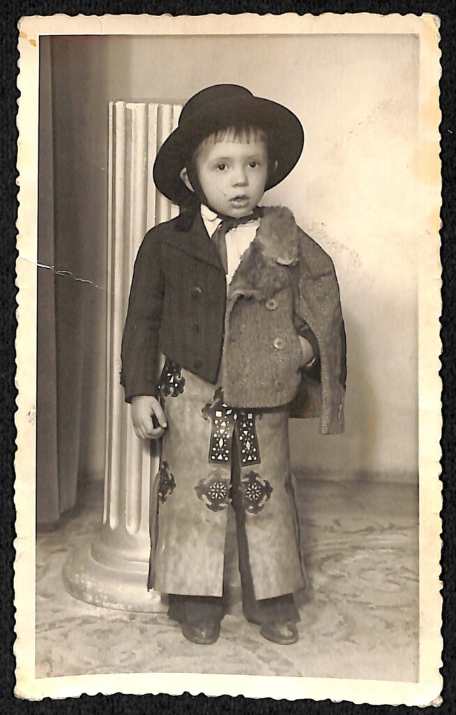 Miniatura de Manuel Alfonso Valdivieso a los dos años vestido con traje campero