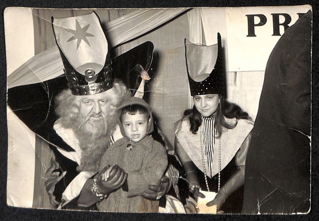 Miniatura de Niño entregando la carta a los Reyes Magos