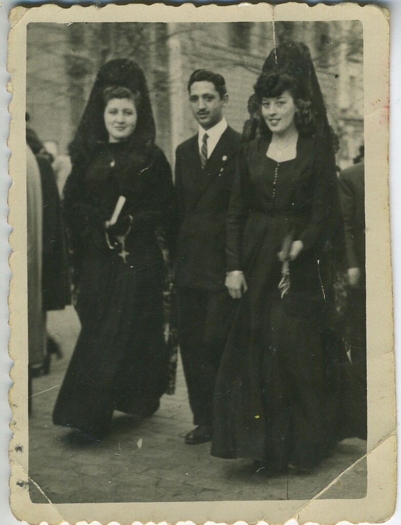 Miniatura de Paseando con mantilla negra