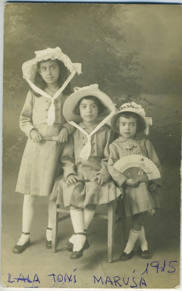 Miniatura de Tres hermanas con sombrero