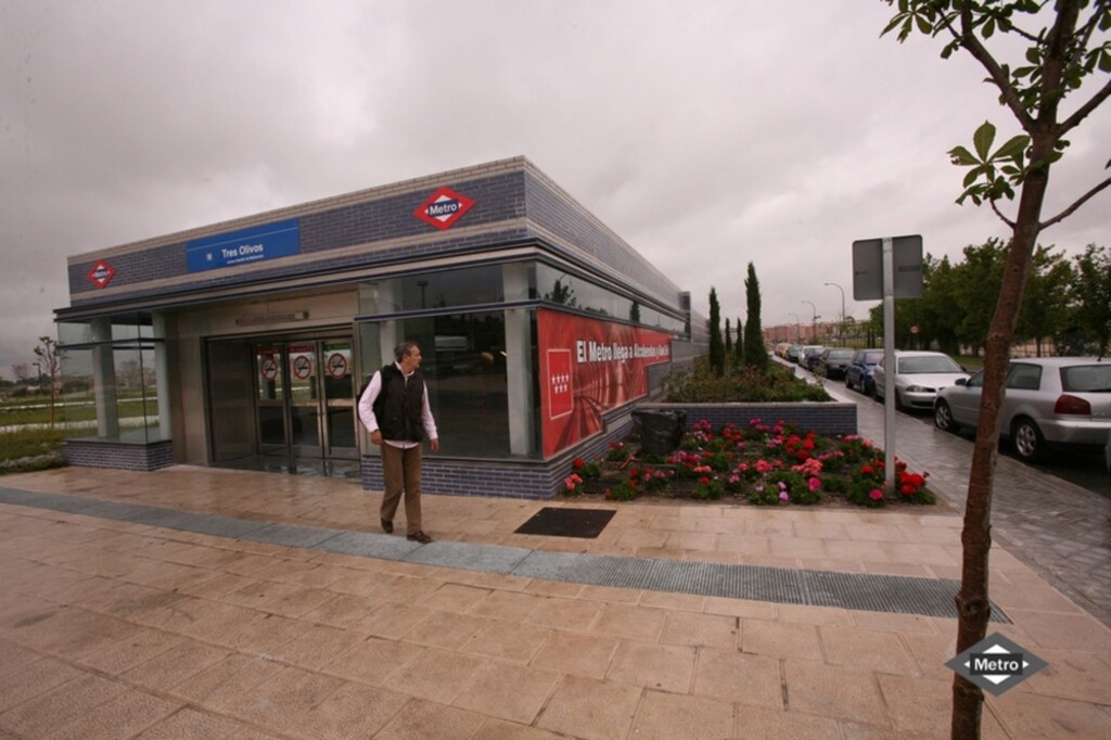 Miniatura de Acceso a la estación de Tres Olivos
