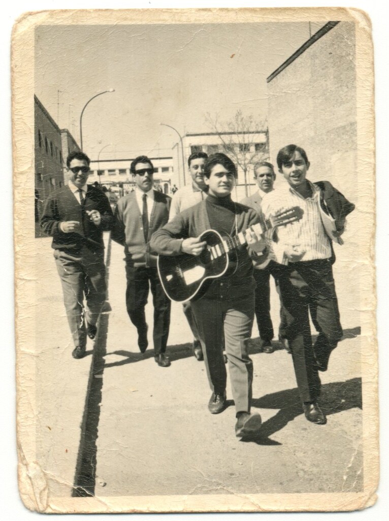 Miniatura de Paseando con la guitarra por el Pozo del Tío Raimundo