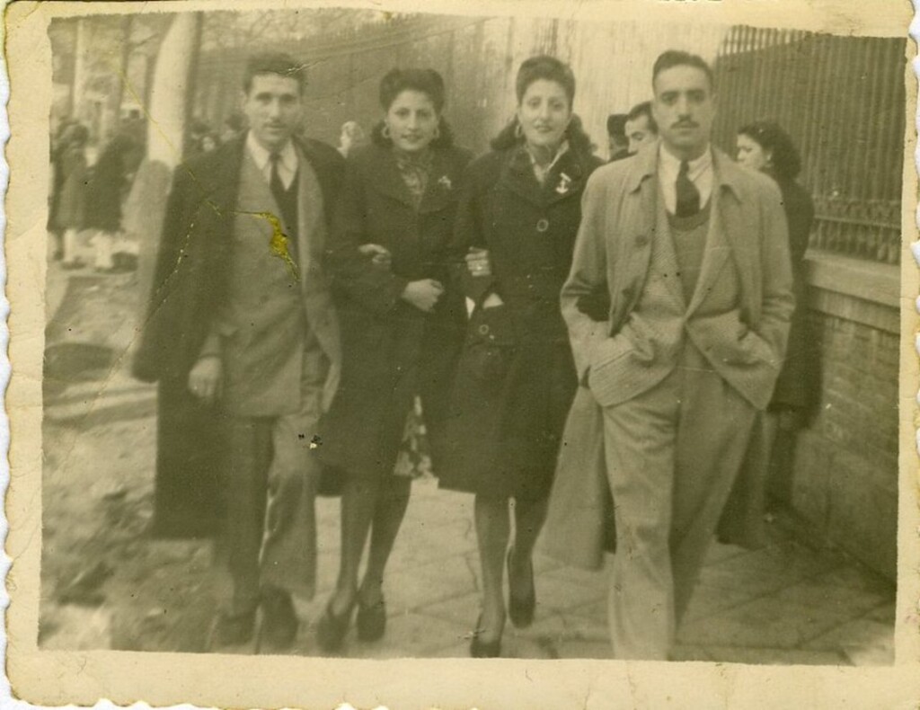 Miniatura de Paseando con sus novios
