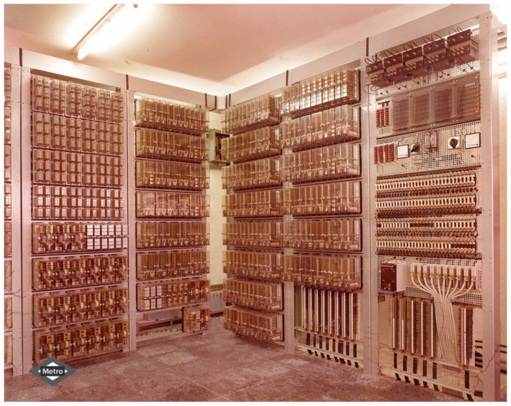 Miniatura de Cuarto de relés del enclavamiento de señales de las cocheras de Canillejas