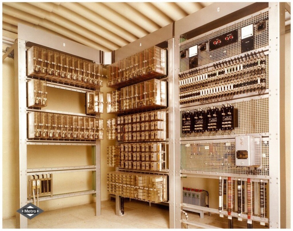 Miniatura de Cuarto de relés del enclavamiento de señales de las cocheras de Canillejas