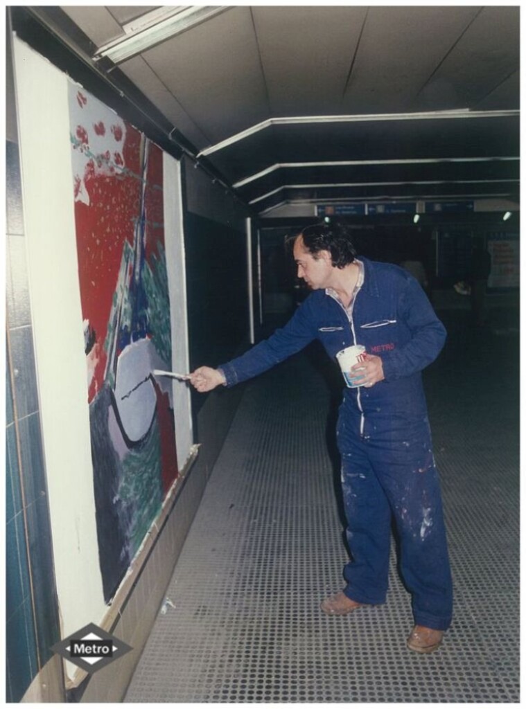 Miniatura de Empleados de Metro pintan murales de una estación