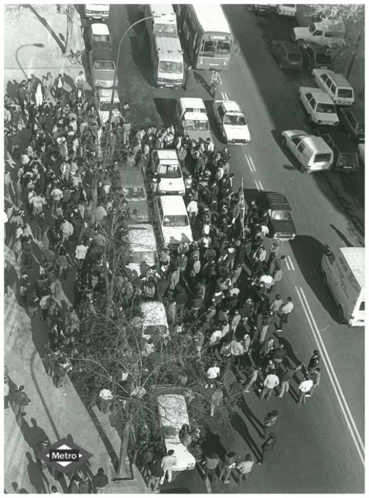 Miniatura de Concentración de trabajadores de Metro ante el edificio de Cavanilles por la Huelga de 1987