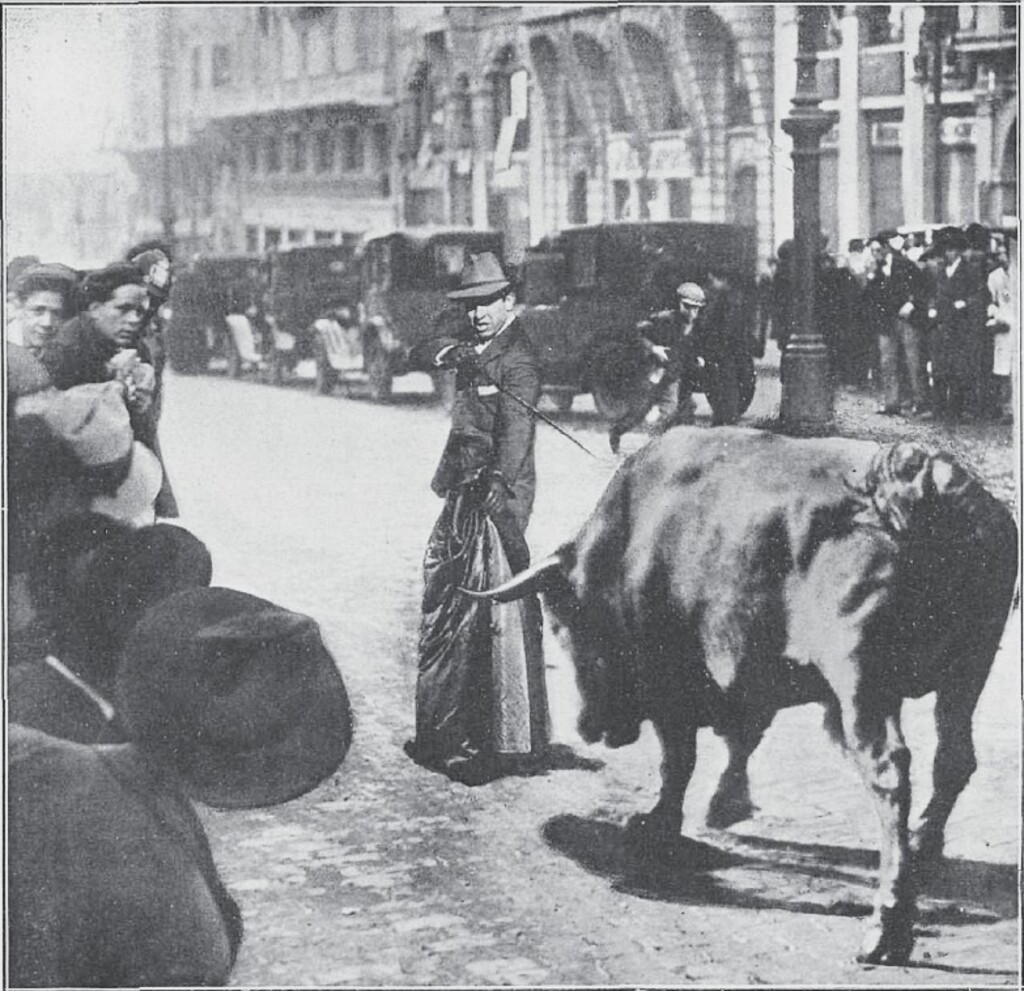 Miniatura de Fortuna entra a matar al toro escapado en la Gran Vía