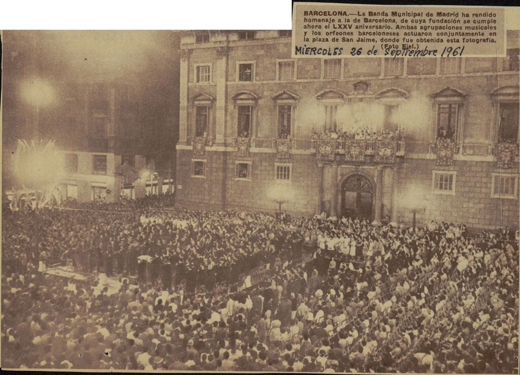 Miniatura de La Banda Municipal rinde homenaje a la de Barcelona en la plaza de San Jaime