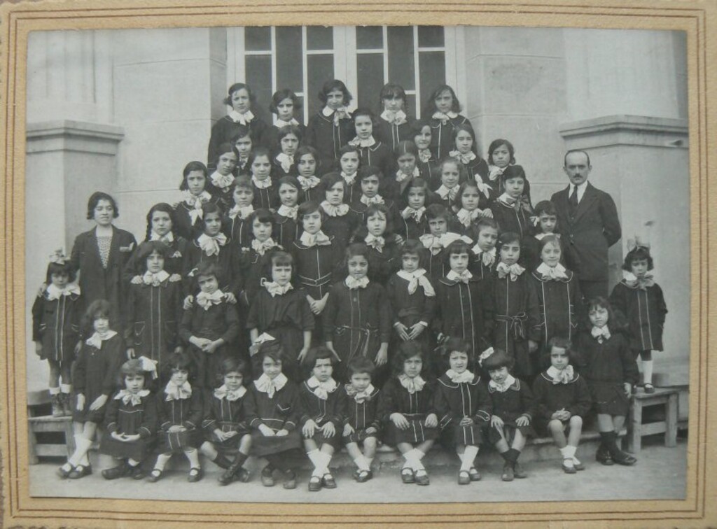 Miniatura de María Cristóbal Casín y sus compañeros de clase en la puerta del colegio