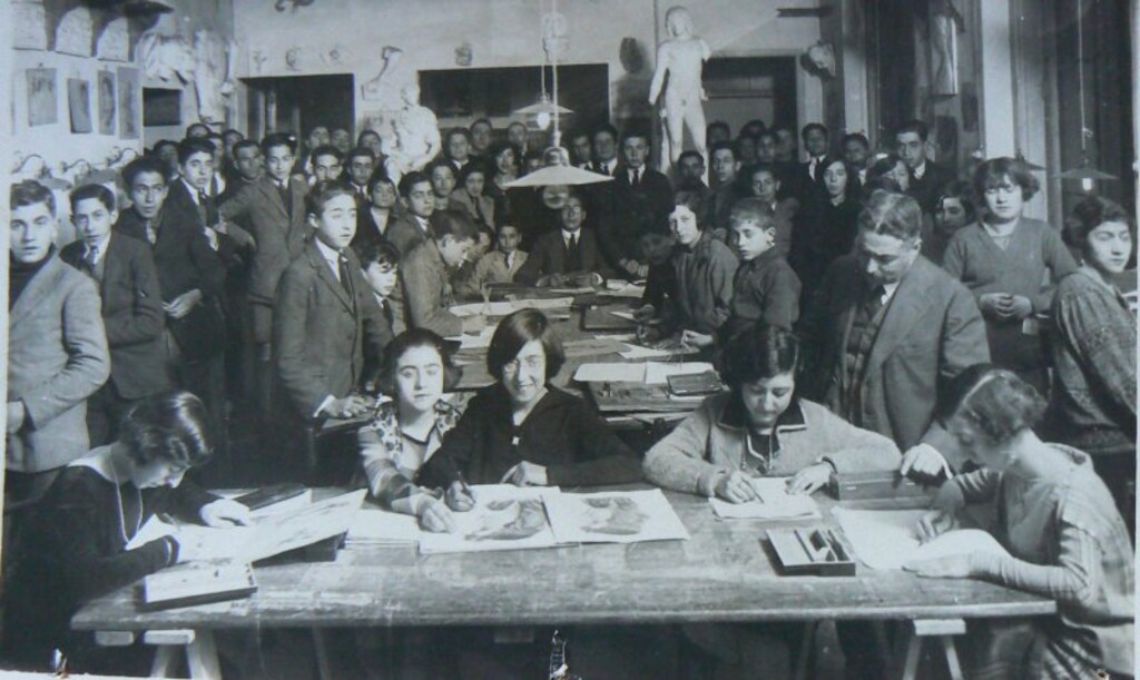 Miniatura de María Cristóbal Casín en clase de dibujo