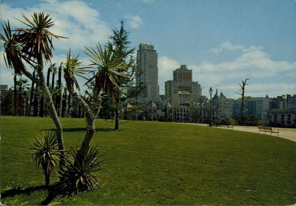 Miniatura de Parque de la Montaña y Plaza de España.