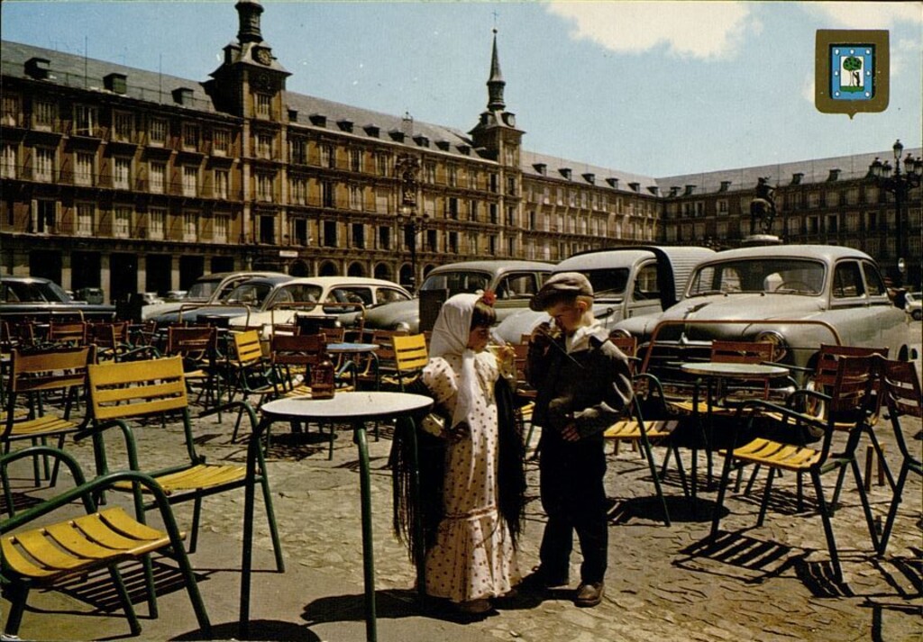 Miniatura de Plaza Mayor y parejita típica