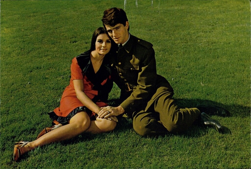 Miniatura de Una pareja de enamorados sentados en el césped
