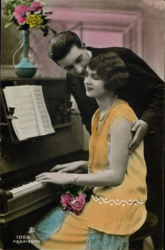 Miniatura de Pareja joven junto a un piano