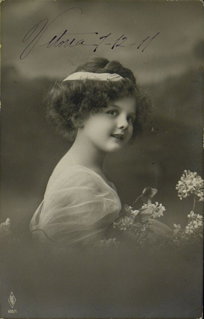 Miniatura de Retrato de niña con flores