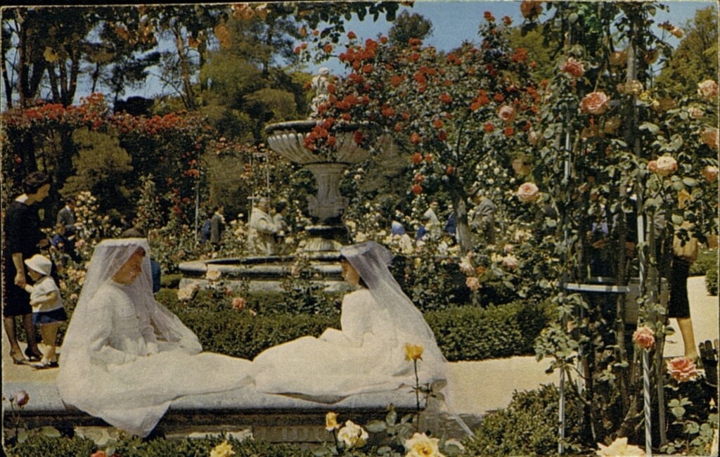 Miniatura de La Rosaleda del Parque del Retiro con dos niñas