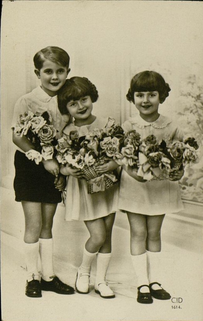 Miniatura de Tres niños con flores