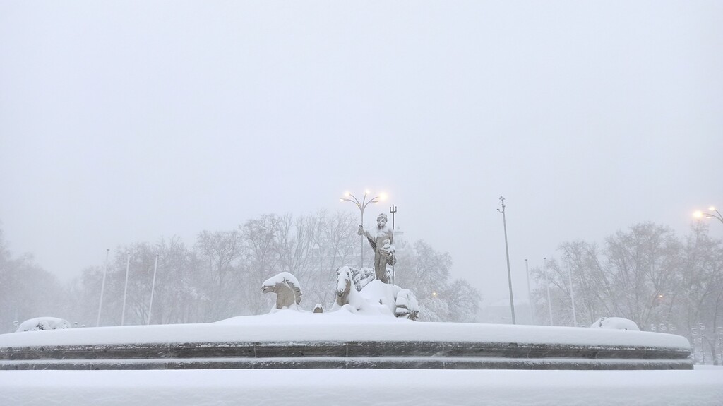Miniatura de Neptuno surgiendo del hielo