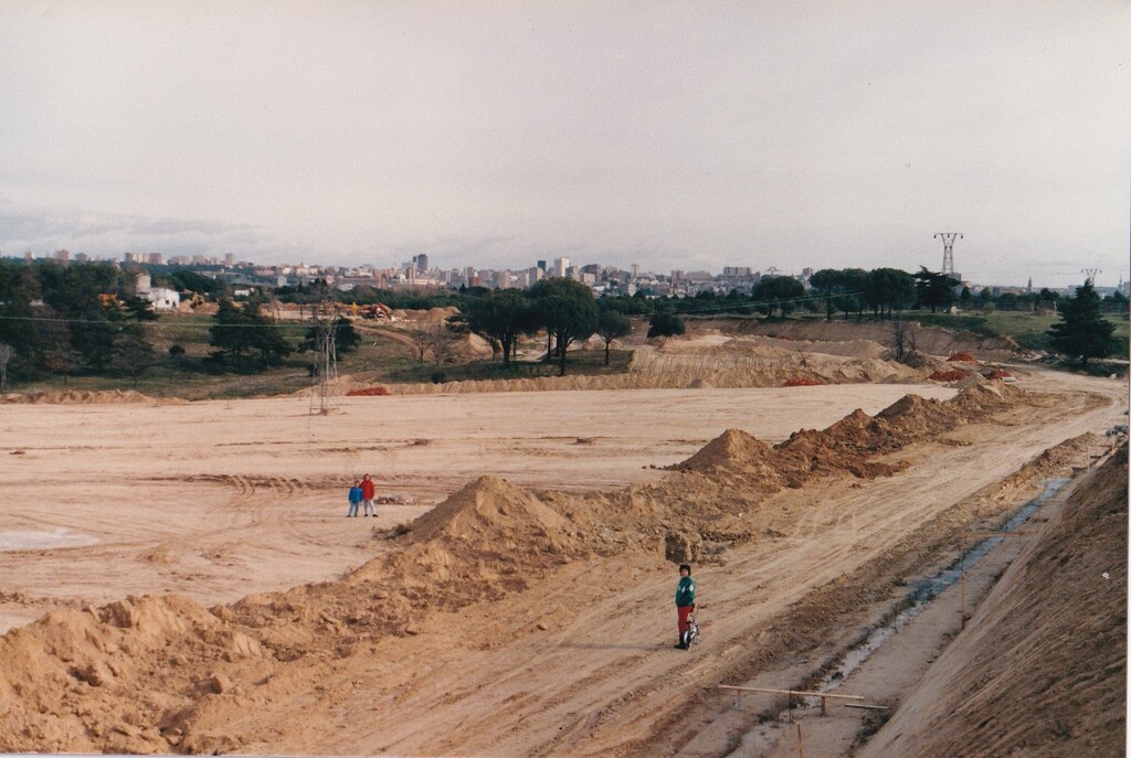 Miniatura de María, Pablo y Diana en las obras de urbanización Rosa Luxemburgo de Aravaca