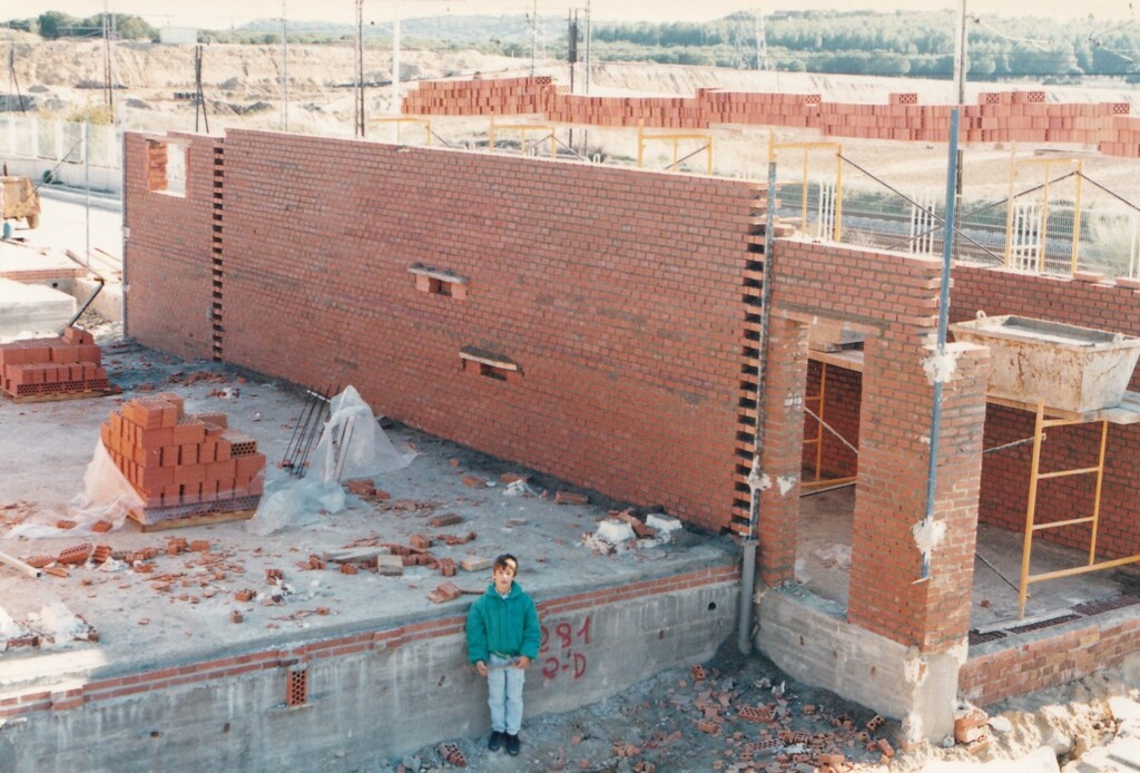 Miniatura de Pablo mostrando la evolución de las obras de su casa