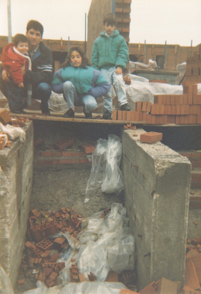 Miniatura de Diana y Pablo con su tío Fermín y su primo Roberto