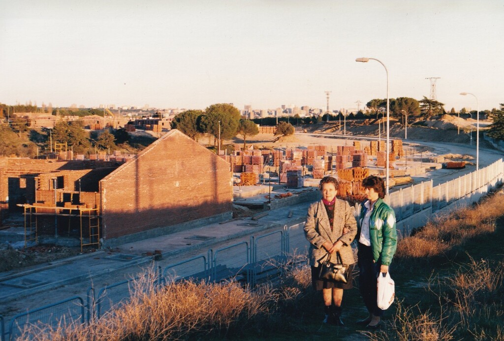 Miniatura de Emiliana y María visitando las obras de construcción de la urbanización Rosa Luxemburgo