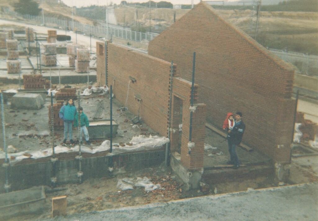 Miniatura de La familia visita el avance de las obras