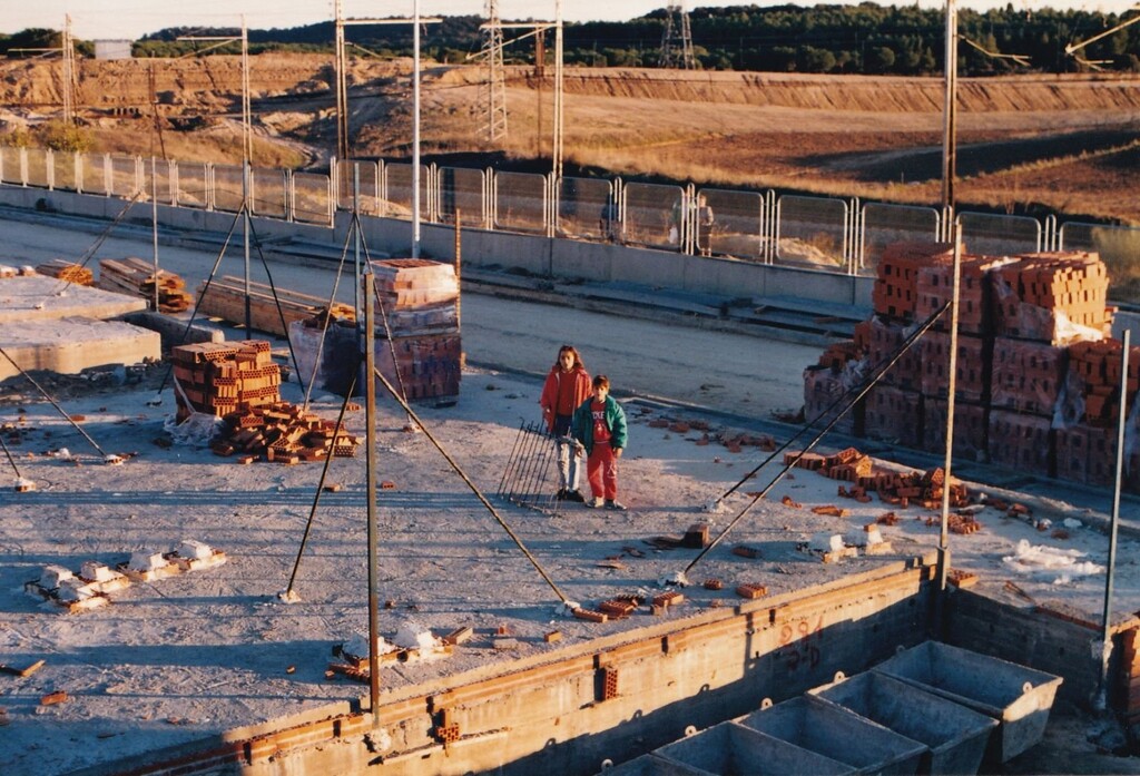 Miniatura de Diana y Pablo posando sobre los cimientos de su casa en construcción