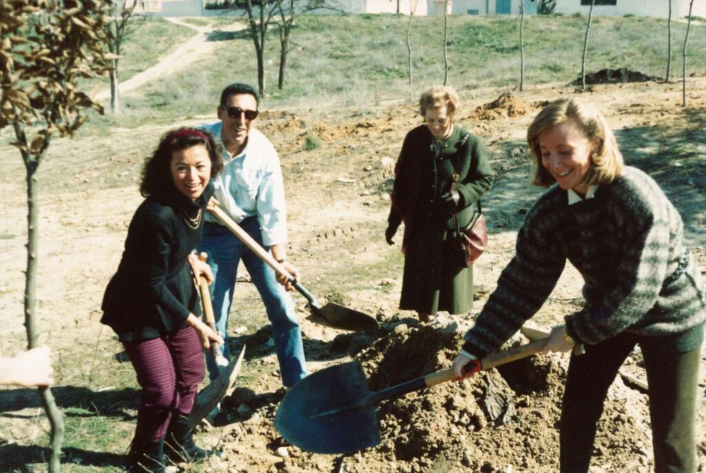 Miniatura de Esperanza Aguirre colaborando en una plantación de árboles